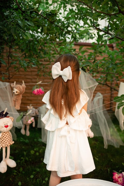 Bambina a casa con un grande fiocco tra i capelli