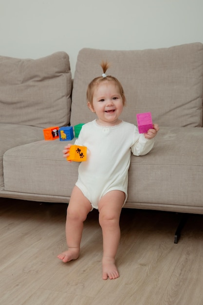 Bambina a casa giocando a dadi lo sviluppo del bambino