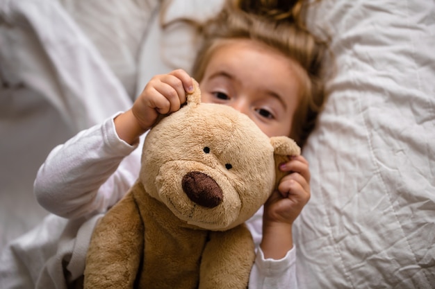 bambina a letto con peluche le emozioni di un bambino