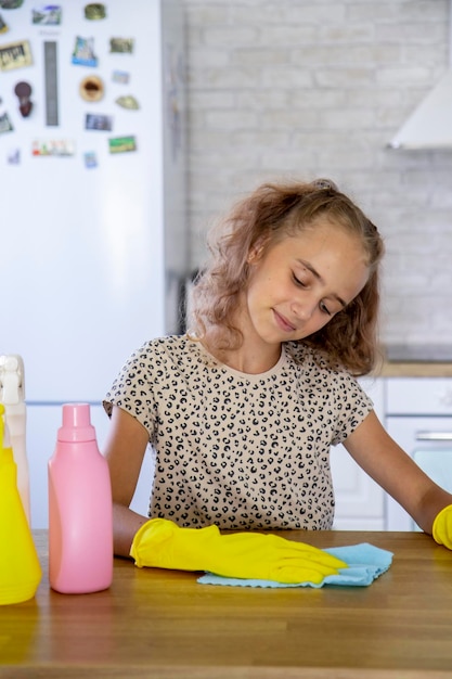 bambina addetta alle pulizie