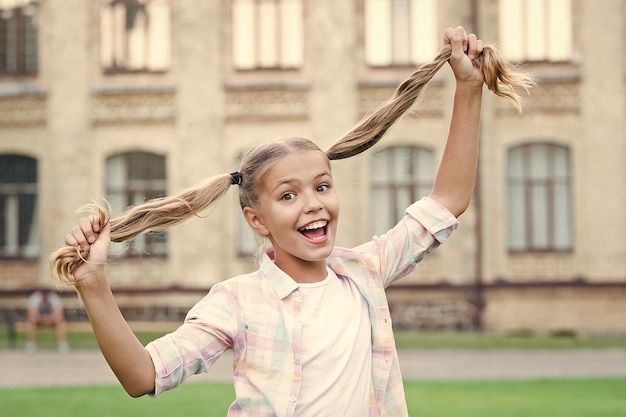 Bambina adolescente in stile casual con splendida acconciatura riccia concetto di positività