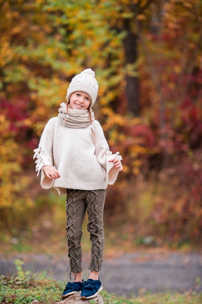 Bambina adorabile al bello giorno di autunno all'aperto