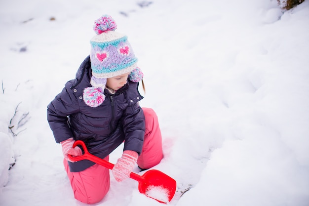 Bambina adorabile all'aperto nel parco un giorno di inverno