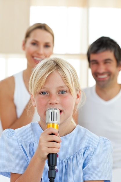 Bambina adorabile che canta con un microfono