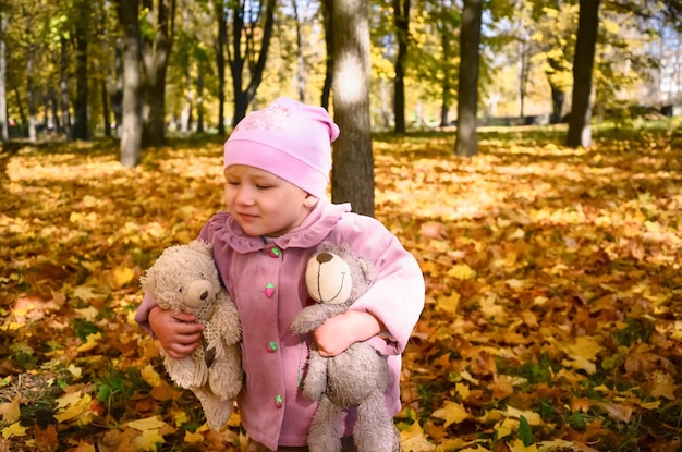 Bambina adorabile che gioca con i suoi giocattoli nel parco