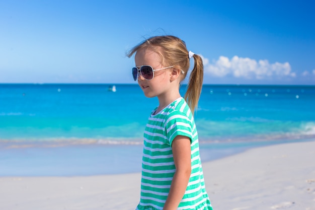Bambina adorabile che gode delle vacanze sulla spiaggia