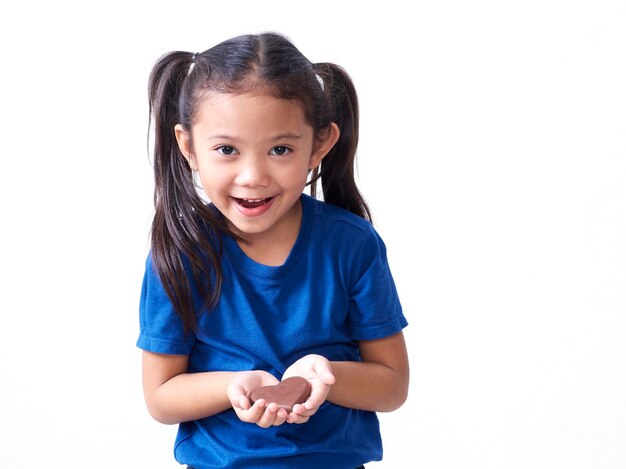 Bambina adorabile con cioccolato a forma di cuore isolato