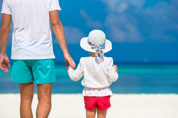 Bambina adorabile e padre felice durante la vacanza tropicale della spiaggia