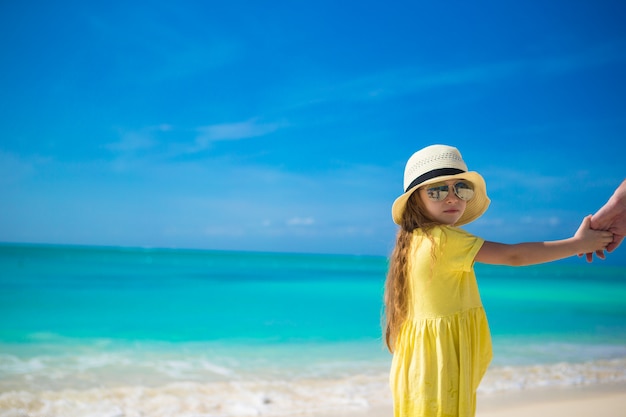 Bambina adorabile in cappello alla spiaggia durante le vacanze estive