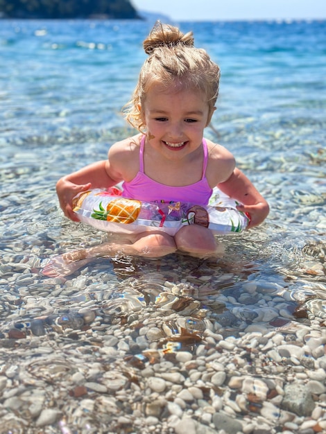 Bambina adorabile in spiaggia durante le vacanze estive