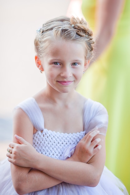 Bambina adorabile in vestito stupefacente ad una cerimonia di nozze all'aperto