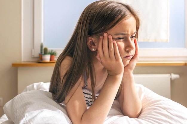 Bambina adorabile nel suo letto la mattina presto