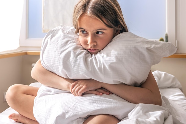 Bambina adorabile nel suo letto la mattina presto