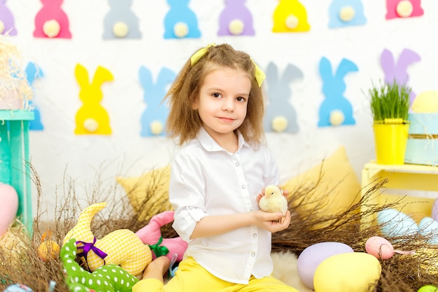 Bambina affascinante con piccoli anatroccoli