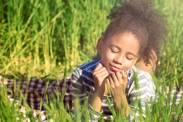 Bambina afroamericana in campo verde