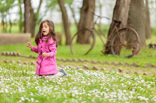 Bambina al campo primaverile