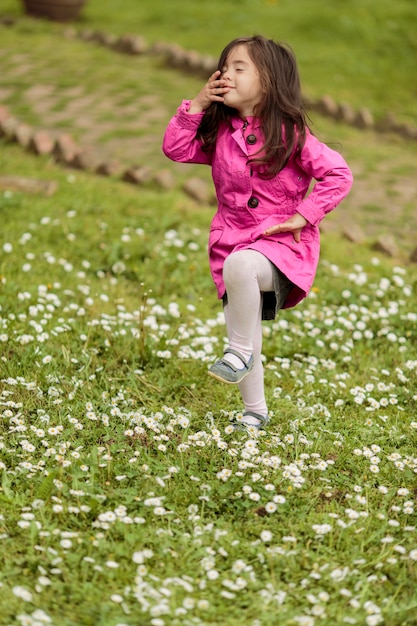 Bambina al campo primaverile