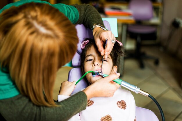 Bambina al dentista