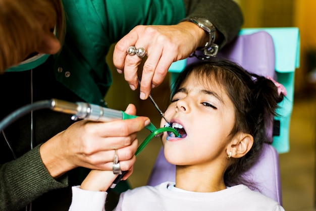 Bambina al dentista