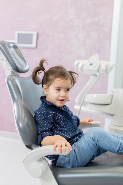 Bambina al dentista