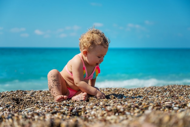 Bambina al mare. Messa a fuoco selettiva.