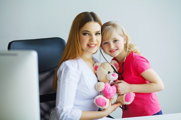 Bambina al medico per un esame di controllo