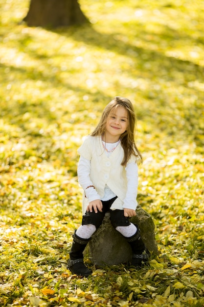 Bambina al parco d&#39;autunno