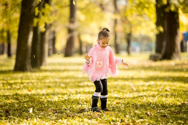 Bambina al parco d&#39;autunno