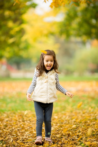 Bambina al parco d&#39;autunno