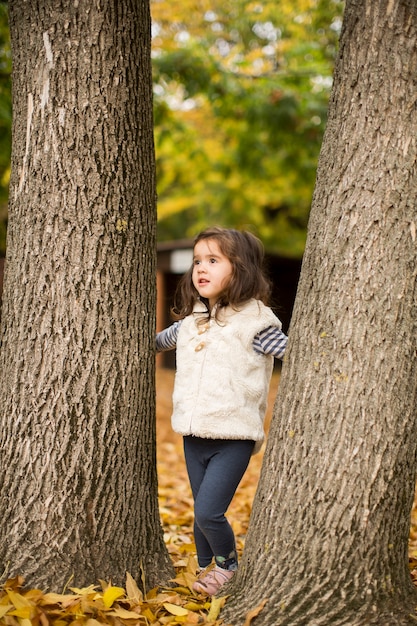 Bambina al parco d&#39;autunno