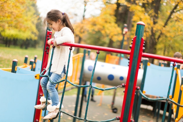 Bambina al parco giochi