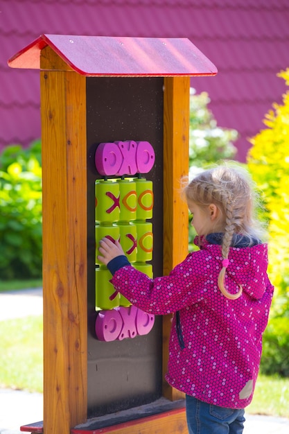 Bambina al parco giochi