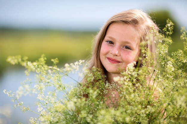 Bambina all'aperto