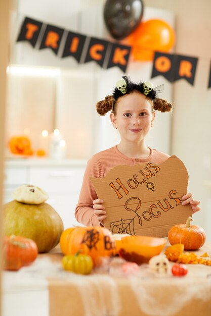 Bambina alla festa di Halloween