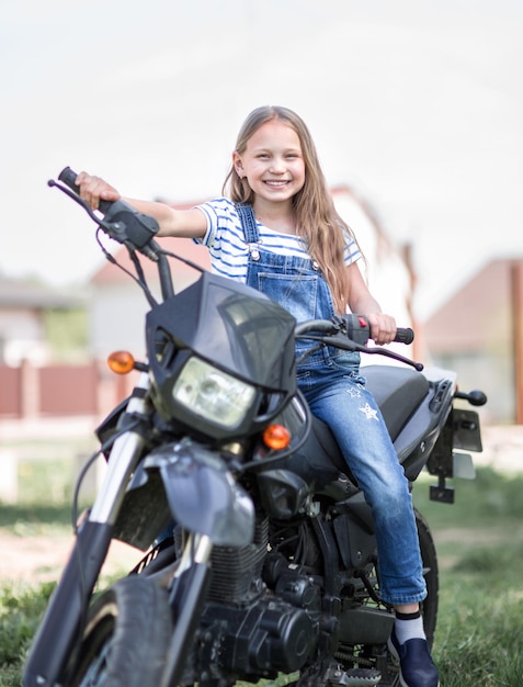 Bambina alla guida di una moto