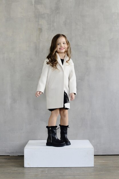 Bambina alla moda in cappotto