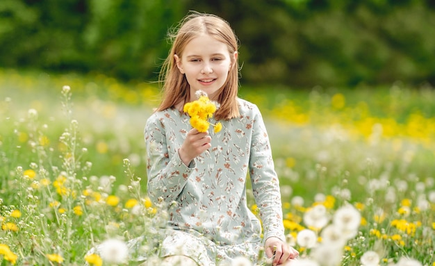 Bambina alla natura