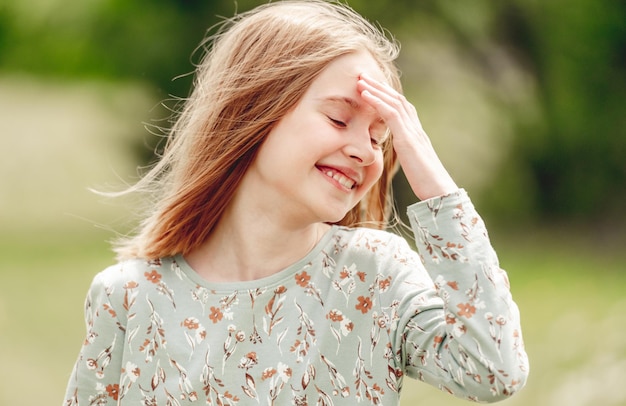 Bambina alla natura