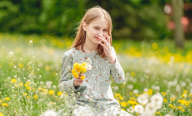 Bambina alla natura