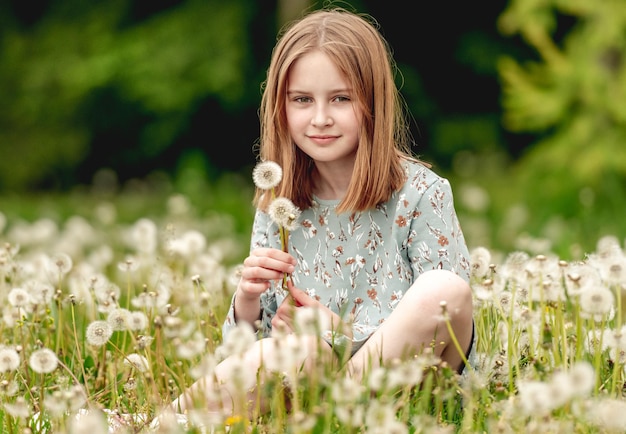 Bambina alla natura