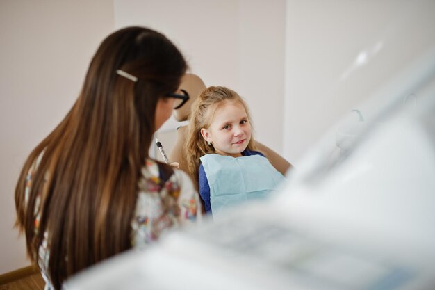 Bambina alla poltrona del dentista Bambini dentali