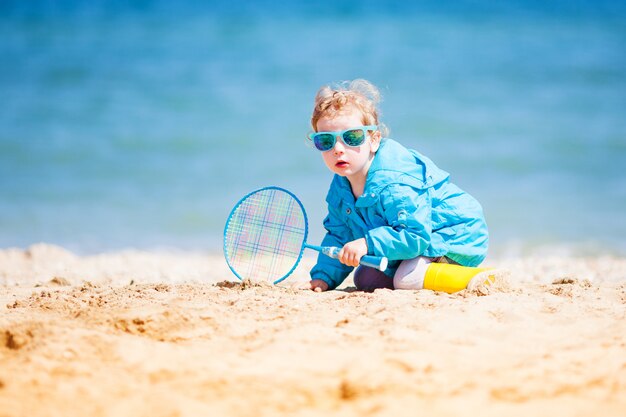 Bambina alla spiaggia di sabbia