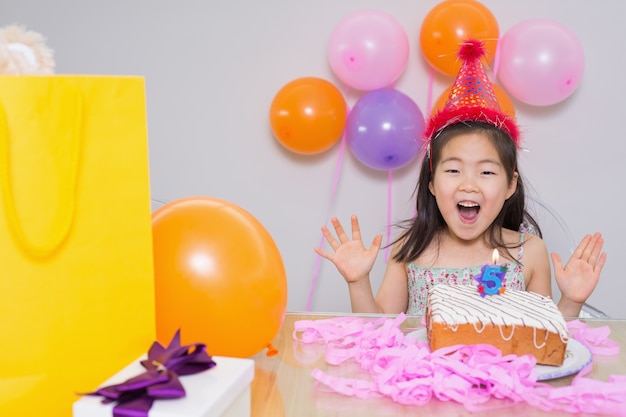 Bambina allegra alla sua festa di compleanno