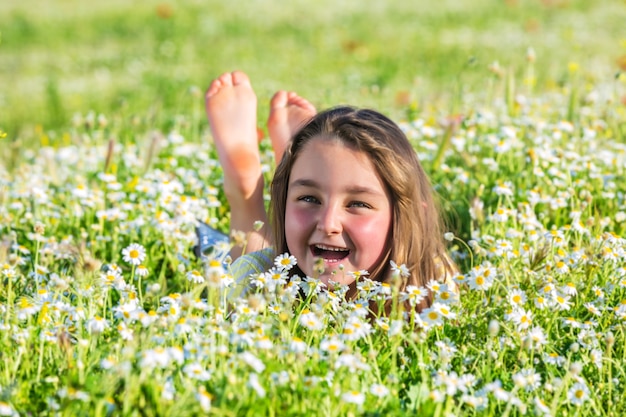Bambina allegra che gode della giornata di sole nel campo estivo