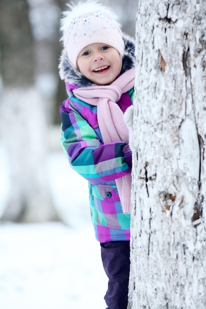 bambina allegra nel parco in inverno