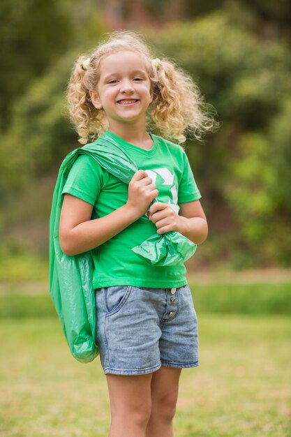 Bambina amichevole di Eco che sorride alla macchina fotografica