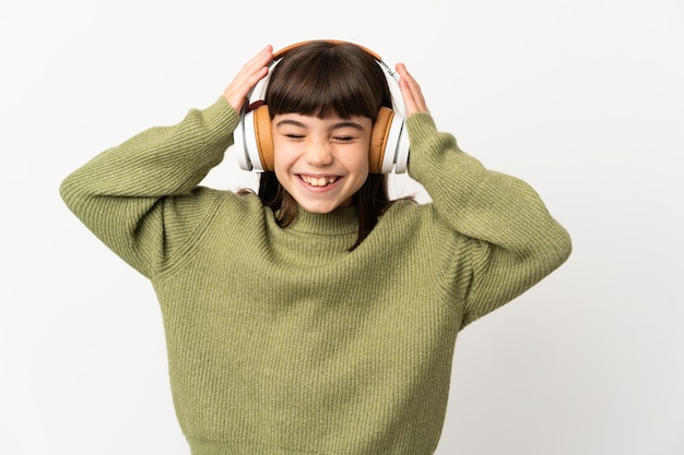 Bambina ascoltando musica con un cellulare isolato su sfondo bianco ascoltando musica
