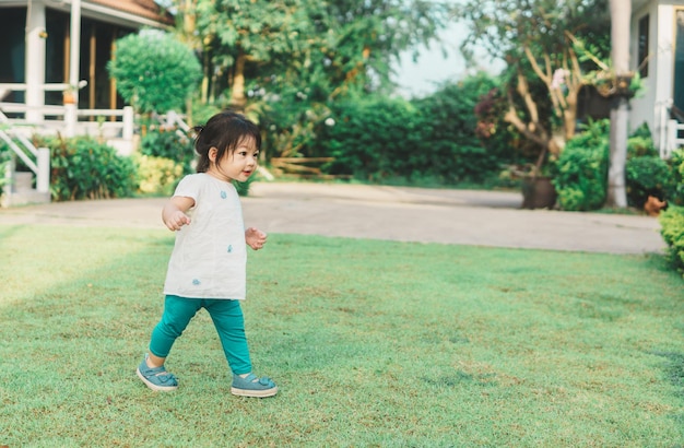 Bambina asiatica che gioca nel parco giochi e si diverte nel parco