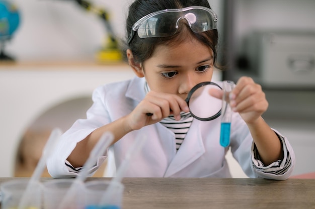 Bambina asiatica che impara chimica scientifica con tubo di prova facendo esperimenti in laboratorio a scuola istruzione scientifica chimica e concetti dei bambini Sviluppo precoce dei bambini