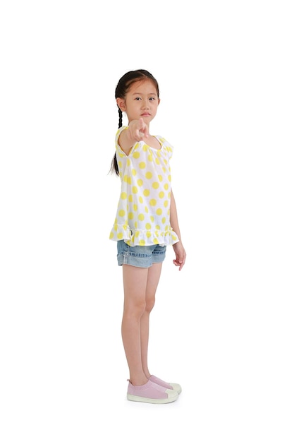 Bambina asiatica che punta alla telecamera e tu isolato su sfondo bianco